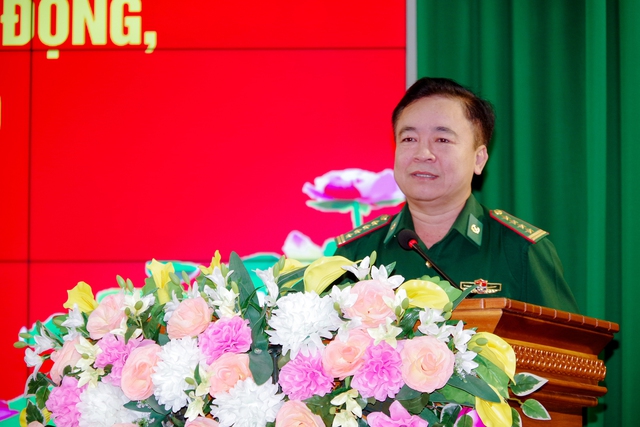 Đại tá Nguyễn Trìu Mến - Chính ủy BĐBP tỉnh Sóc Trăng phát biểu chỉ đạo tại hội nghị.