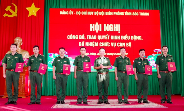 Đại tá Nguyễn Trìu Mến - Bí thư Đảng ủy, Chính ủy BĐBP tỉnh Sóc Trăng trao quyết định điều động, bổ nhiệm cho các đồng chí sĩ quan.