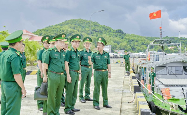 Trung tướng Lê Đức Thái, Tư lệnh BĐBP kiểm tra công tác sẵn sàng chiến đấu, cơ động bảo vệ vùng biển tại Hải đội 2, BĐBP tỉnh Kiên Giang.