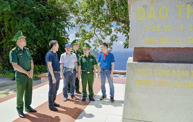 Các đại biểu tìm hiểu về sự hình thành của cột cờ trên Hòn Lớn, xã Thổ Châu (Quần đảo Thổ Chu), TP. Phú Quốc, tỉnh Kiên Giang.