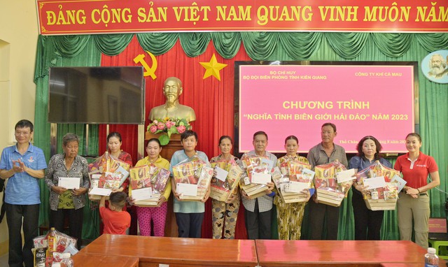 Các Hội đồng thành viên Tổng Công ty Khí Việt Nam tặng quà chính quyền, quân, dân xã Thổ Châu.