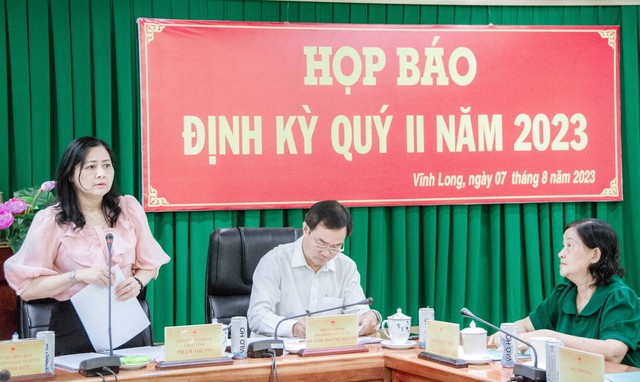 Bà Phạm Thị Nở - Chánh Văn phòng UBND tỉnh Vĩnh Long phát biểu cung cấp thông tin về tình hình kinh tế - xã hội 7 tháng đầu năm và kế hoạch phát triển kinh tế - xã hội những tháng cuối năm 2023.