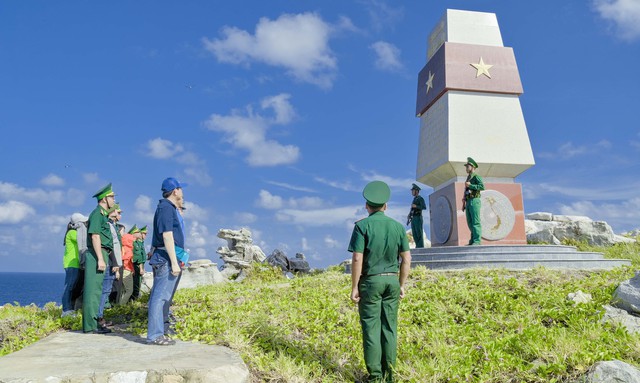 Các đơn vị tổ chức nghi thức chào cờ trước điểm cơ sở A1 trên Hòn Nhạn, quần đảo Thổ Chu, TP. Phú Quốc, tỉnh Kiên Giang.