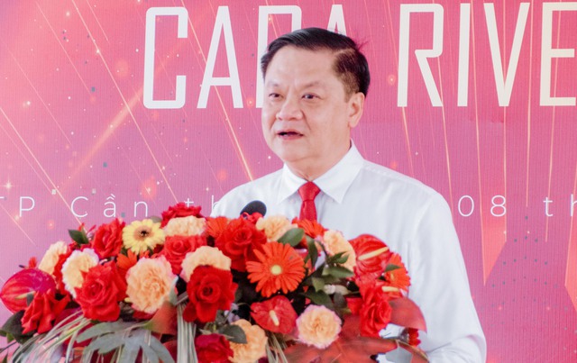 Ông Dương Tấn Hiển - Ủy viên Ban Thường vụ Thành ủy, Phó Chủ tịch Thường trực UBND thành phố Cần Thơ phát biểu chào mừng.