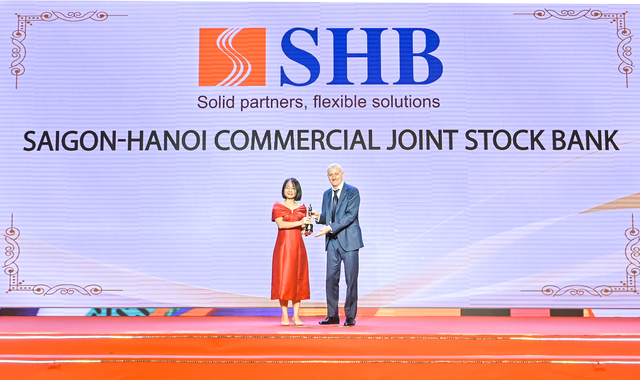 Bà Nguyễn Thanh Loan, Phó Giám đốc Khối Quản trị và Phát triển Nguồn nhân lực SHB đại diện ngân hàng nhận giải thưởng “Nơi làm việc tốt nhất châu Á”