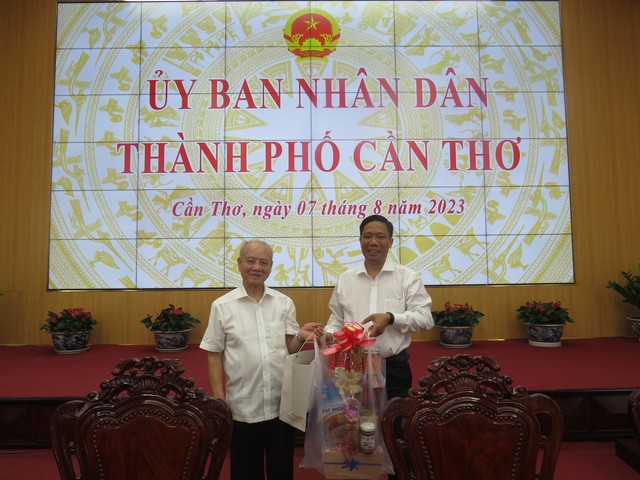 Phó Chủ tịch UBND TP. Cần Thơ Nguyễn Thực Hiện tặng quà Đại tướng Phạm Văn Trà