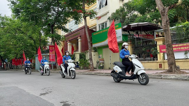Thanh niên phường cũng tích cực tuyên truyền lưu động về việc treo cờ trên địa bàn phường Hạ Đình, quận Thanh Xuân.