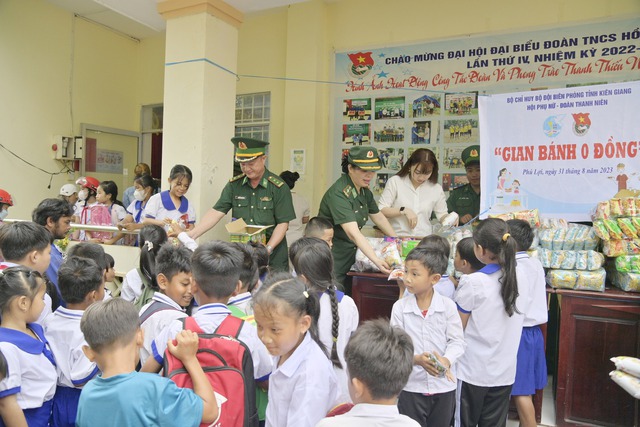Các em học sinh nhận bánh từ &quot;Gian bánh 0 đồng&quot; của cán bộ, chiến sĩ BĐBP tỉnh Kiên Giang.