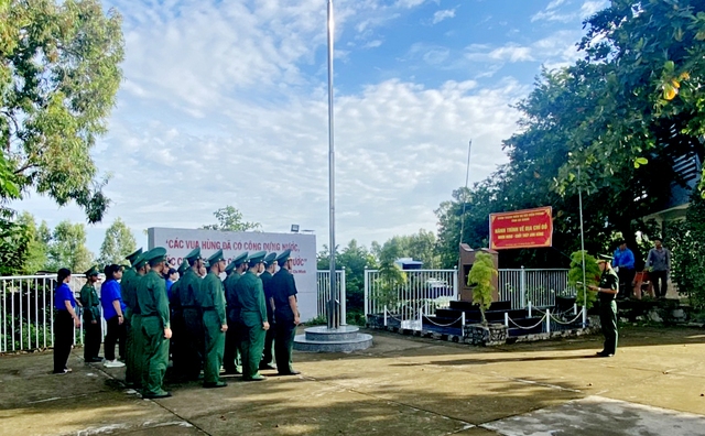 Cán bộ Đồn Biên phòng Nhơn Hưng ôn lại truyền thống Chốt thép Nhơn Hưng cho cán bộ, chiến sĩ đơn vị và cán bộ, đoàn viên phường Nhơn Hưng, thị xã Tịnh Biên.