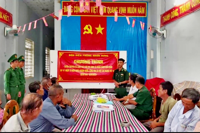 Cán bộ Đồn Biên phòng Nhơn Hưng tuyên truyền Luật Biên phòng Việt Nam cho nhân dân phường An Phú, thị xã Tịnh Biên.