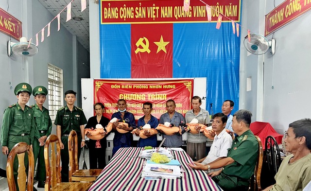 Nhân dịp này, Đồn Biên phòng Nhơn Hưng đã tặng quà cho người nghèo phường An Phú, thị xã Tịnh Biên.