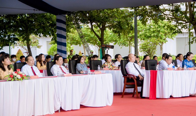 Các đại biểu tham dự lễ khai mạc Hội chợ Công Thương vùng ĐBSCL - Vĩnh Long năm 2023.