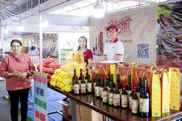 Rượu vang nho đặc sản của tỉnh Ninh Thuận được trưng bày, giới thiệu tại Festival.