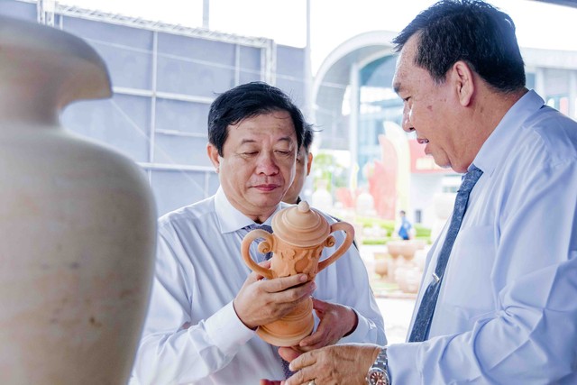 Ông Bùi Văn Nghiêm - Bí thư Tỉnh ủy Vĩnh Long cùng các đại biểu tham quan sản phẩm làm từ gốm đỏ.