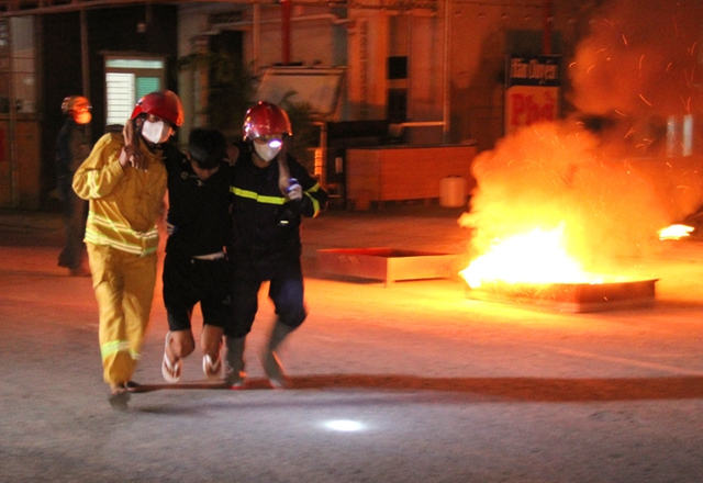 Thanh Hóa: Thực tập phương án chữa cháy, cứu nạn cứu hộ tại các “Tổ liên gia an toàn PCCC” - Ảnh 2.