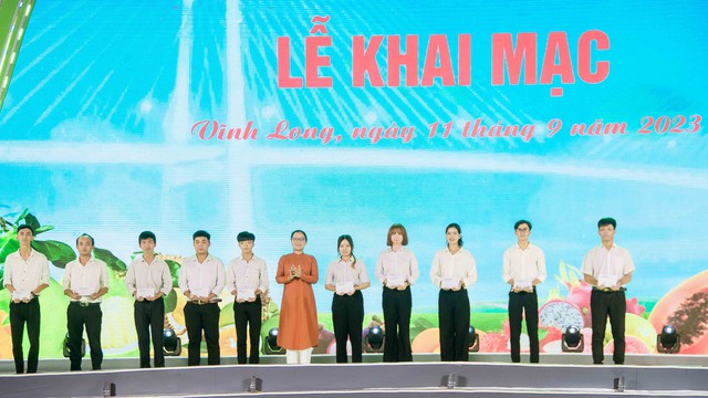 Bà Nguyễn Thị Quyên Thanh, Phó Chủ tịch UBND tỉnh Vĩnh Long trao học bổng cho các em sinh viên.