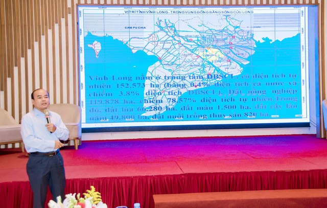 Ông Nguyễn Văn Liêm - Phó Giám đốc Sở NN&PTNT tỉnh Vĩnh Long tham luận tại Hội thảo.