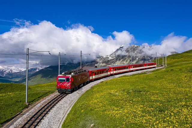 Tàu Glacier Express ở Zermatt, Thụy Sĩ.