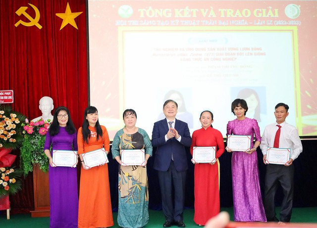 Tiến sĩ Phan Xuân Dũng - Chủ tịch Liên hiệp các hội Khoa học và Kỹ thuật Việt Nam trao giải Nhì cho nhóm tác giả đạt giải.