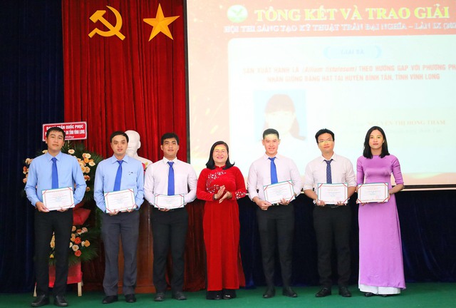Bà Nguyễn Thị Minh Trang - Trưởng Ban Tuyên giáo Tỉnh ủy Vĩnh Long trao giải ba cho các tác giả.