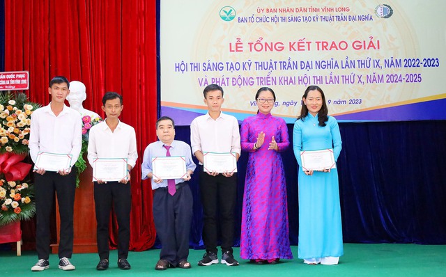 Bà Nguyễn Thị Quyên Thanh - Phó Chủ tịch UBND tỉnh Vĩnh Long trao giải cho các tác giả.