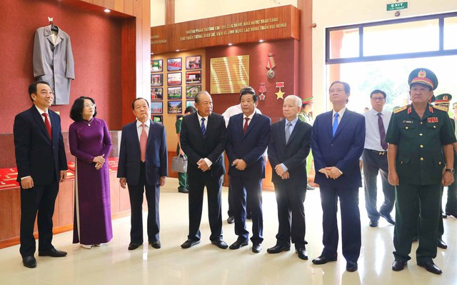 Các đồng chí lãnh đạo, nguyên lãnh đạo Đảng, Nhà nước tham quan Khu Lưu niệm Giáo sư, Viện sĩ Trần Đại Nghĩa.