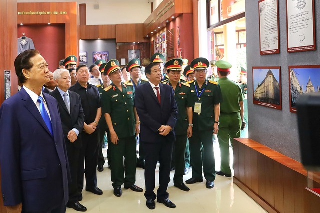 Các đồng chí lãnh đạo, nguyên lãnh đạo Đảng, Nhà nước tham quan Khu trưng bày hiện vật về Giáo sư, Viện sĩ, Thiếu tướng, AHLĐ Trần Đại Nghĩa.