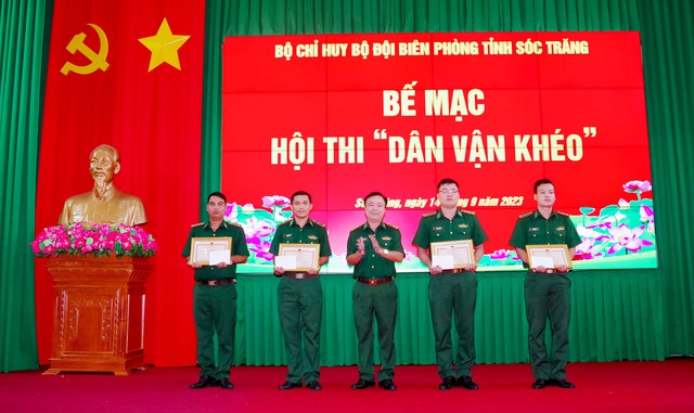Đại tá Nguyễn Trìu Mến - Bí thư Đảng ủy, Chính ủy BĐBP tỉnh tặng giấy khen cho các đội đạt giải cao tại hội thi.