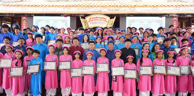 Thừa Thiên Huế: Tuyên dương học sinh danh dự toàn trường năm học 2022 - 2023 - Ảnh 1.
