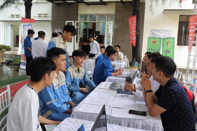 Trường Cao đẳng Cơ điện Phú Thọ tổ chức sàn giao dịch việc làm cho sinh viên - Ảnh 4.