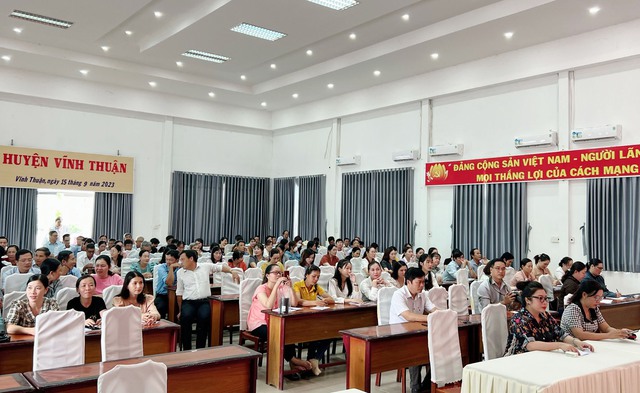 Các đại biểu chương trình hành trình đưa sách lý luận chính trị, tủ sách Hồ Chí Minh đến cán bộ, giáo viên ngành giáo dục huyện Vĩnh Thuận 16/9.