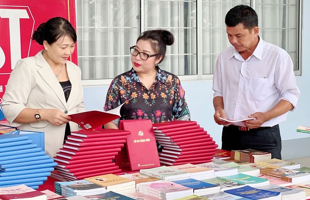 Hành trình đưa sách lý luận chính trị, tủ sách Hồ Chí Minh trở về với quê hương Vĩnh Thuận.