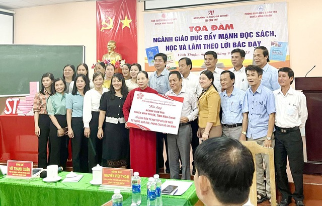 Các đại biểu chụp ảnh lưu niệm tại buổi trao trao tặng ngành giáo dục huyện Vĩnh Thuận tủ sách điện tử học tập và làm theo tư tưởng đạo đức, Hồ Chí Minh.