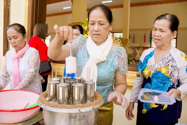 Đồng bào dân tộc Khmer làm bánh ống tại Hội thảo.
