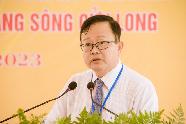 TS. Nguyễn Trung Nhân - Chủ tịch UBMTTQ Việt Nam TP. Cần Thơ báo cáo đề dẫn tại Hội thảo.