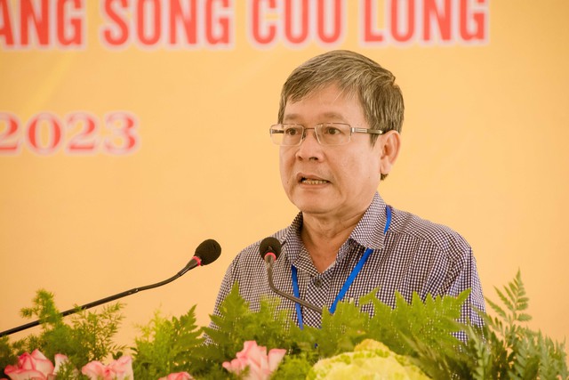 Ông Nguyễn Xuân Hoanh - Phó Giám đốc Sở Văn hóa, Thể thao và Du lịch tỉnh Vĩnh Long tham luận tại Hội thảo.