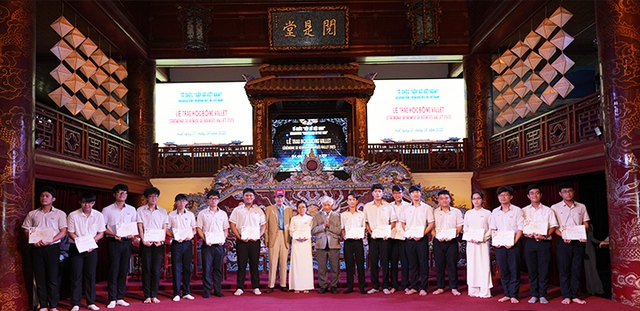 Thừa Thiên Huế: Trao học bổng Vallet cho 220 học sinh và sinh viên xuất sắc  - Ảnh 1.