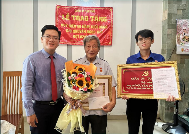 Quận Tân Phú: Trao tặng Huy hiệu Đảng cho các đảng viên lão thành - Ảnh 2.