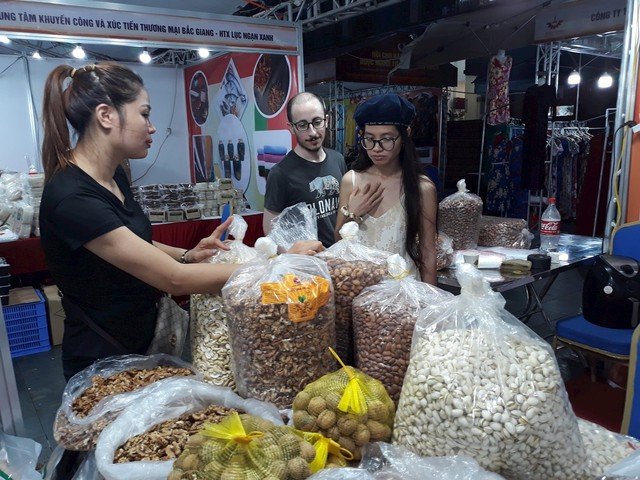 Khai mạc Hội chợ hàng Việt Nam được người tiêu dùng yêu thích - Ảnh 2.