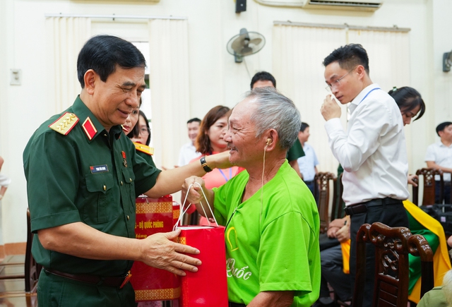 Bộ trưởng Bộ Quốc phòng Phan Văn Giang tiếp xúc cử tri TP Sông Công - Ảnh 4.