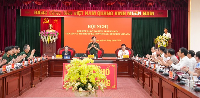 Bộ trưởng Bộ Quốc phòng Phan Văn Giang tiếp xúc cử tri TP Sông Công - Ảnh 1.