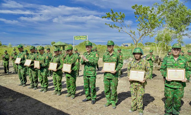 Đại tá Võ Văn Sử - Chỉ huy trưởng BĐBP tỉnh Kiên Giang trao giấy khen cho các tập thể và cá nhân sau cuộc diễn tập.