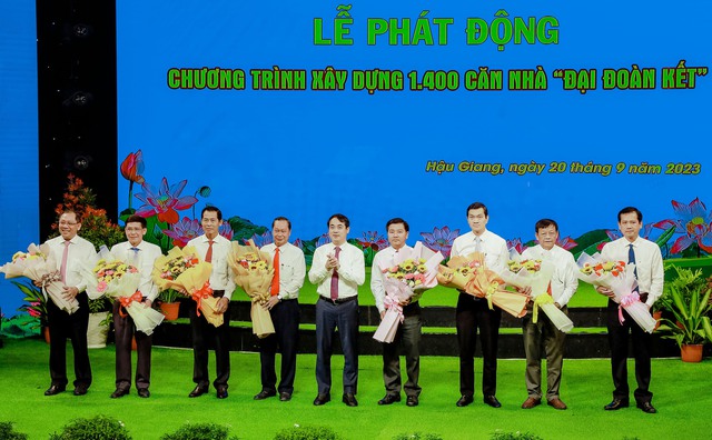 Ông Nghiêm Xuân Thành - Ủy viên Trung ương Đảng, Bí thư Tỉnh ủy Hậu Giang trao hoa cho lãnh đạo 8 huyện, thị xã, thành phố.