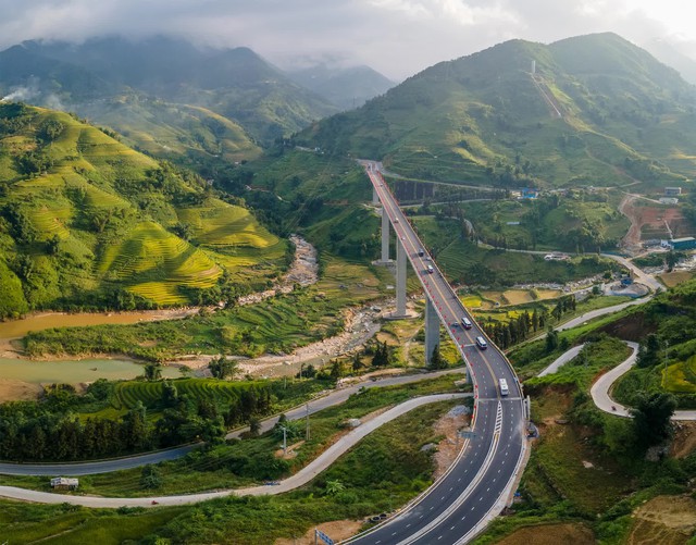 Thông xe tuyến đường qua cầu cạn cao nhất Việt Nam - Ảnh 1.