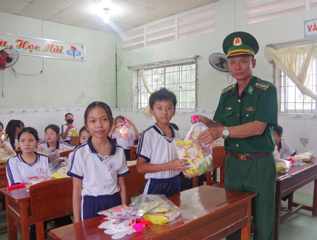 Các cháu học sinh trường Tiểu học Tam Giang Tây 1 vui tươi nhận được phần quà đón Tết Trung thu từ cán bộ Đồn BP Tam Giang Tây.