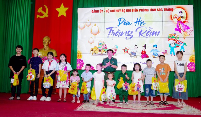 Thượng tá Hà Huy Trường, Chủ nhiệm Chính trị BĐBP tỉnh tặng quà cho các cháu thiêu niên nhi đồng.