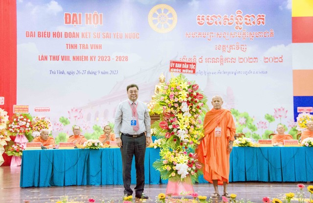 Ông Tào Việt Thắng, Phó Vụ trưởng Vụ Công tác dân tộc địa phương thuộc Ủy ban Dân tộc tặng hoa chúc mừng Đại hội.