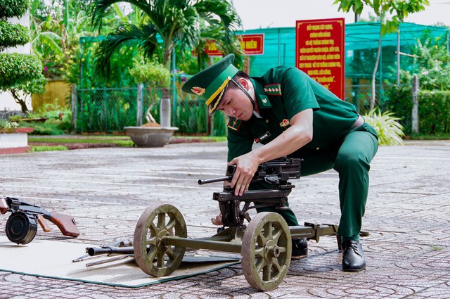 Kiểm tra tháo lắp súng tại đồn Biên phòng Lai Hòa.