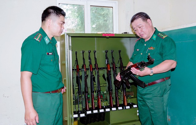 Kiểm tra vũ khí trang bị tại đồn Biên phòng Vĩnh Hải.