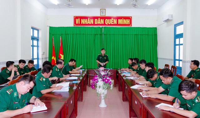 Đại tá Lê Hồng Hà - Phó Chỉ huy trưởng, Tham mưu trưởng BĐBP tỉnh kết luận kiểm tra tại đồn Biên phòng Trung Bình.
